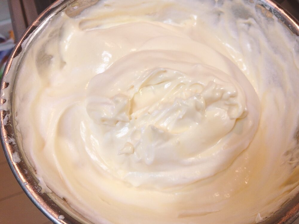 Add all the meringue left on the egg yolk dough of the chiffon cake.