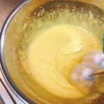 Mix the chiffon cake egg yolk dough until it becomes whitish and mayonnaise-like.