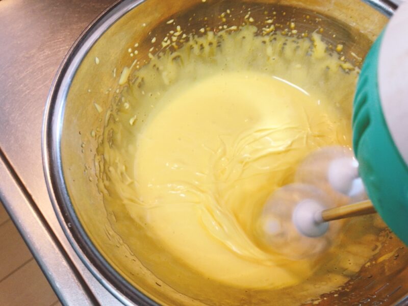 Chiffon cake egg yolk dough is whitish and emulsified