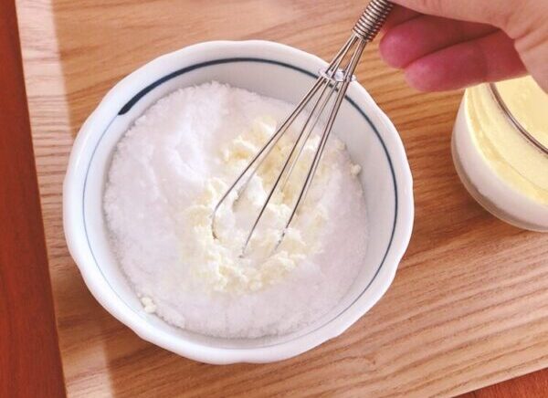 Mix dried egg whites with sugar to prevent the chiffon cake from breaking.