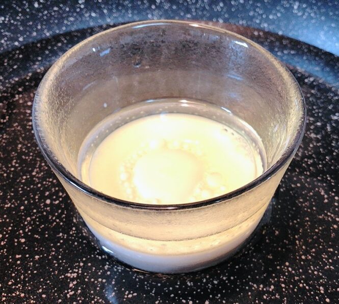 Preparation of chiffon cake Milk and rice oil can be measured together. Please warm it a little in a water bath.