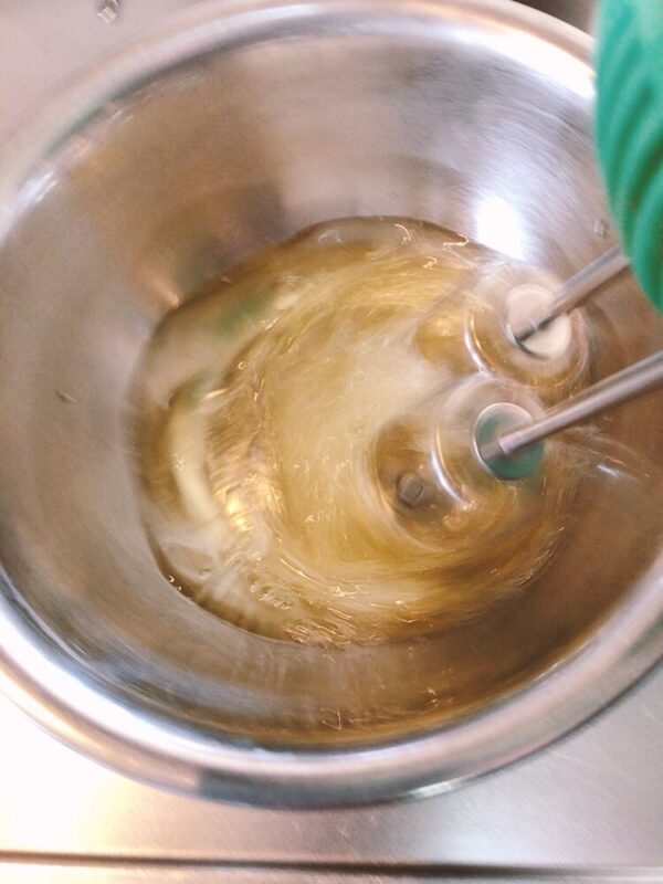 Make chiffon cake meringue Mix well-chilled egg whites with a hand mixer at low speed and medium speed