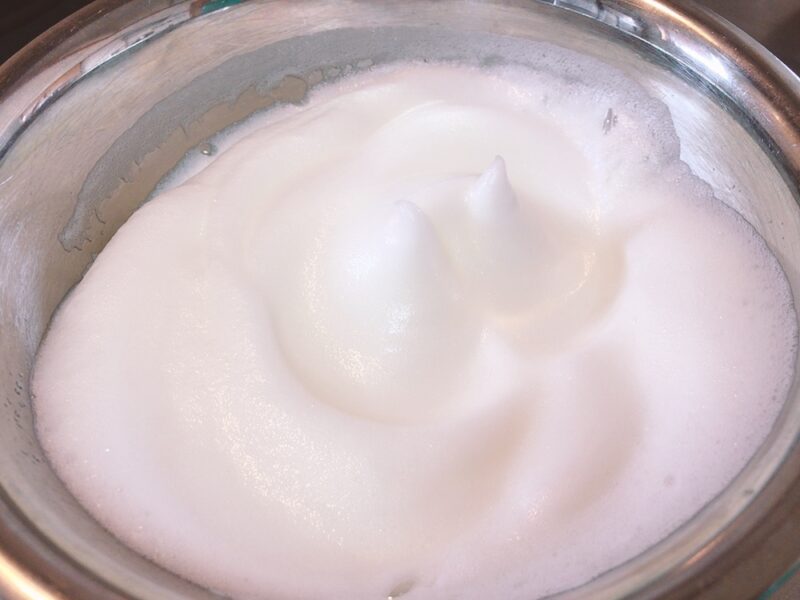 When the chiffon cake meringue has a thick streak, add sugar in 4 portions.