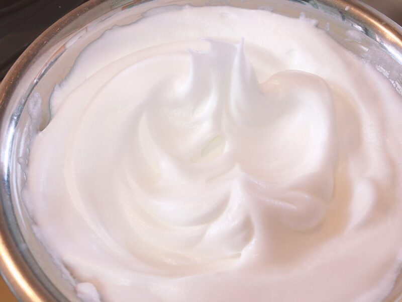Allow the sugar to dissolve in the meringue of the chiffon cake and spread throughout the meringue