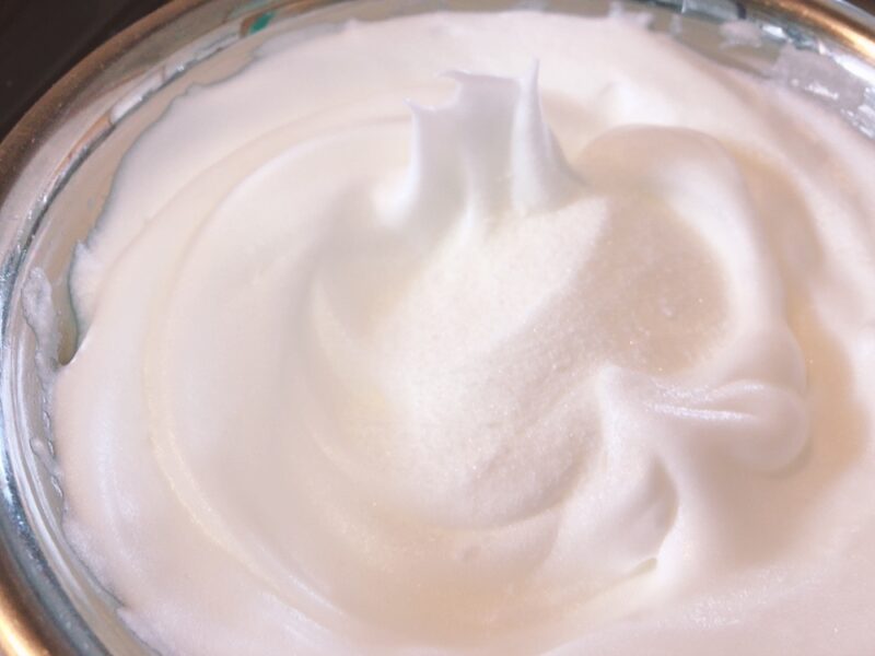 Add sugar to the chiffon cake meringue for the third time
