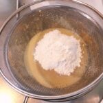 Sift the flour into the egg yolk dough of the chiffon cake.