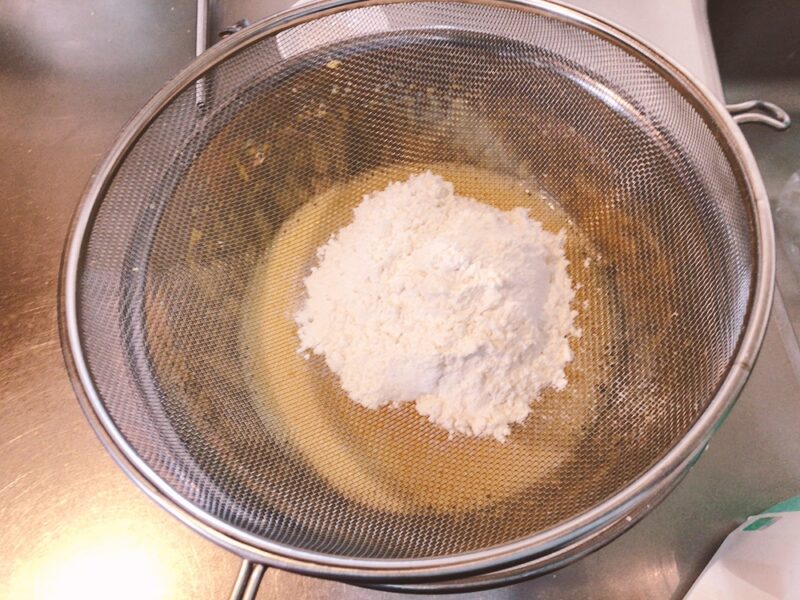 Add flour to the egg yolk dough of chiffon cake and mix further.