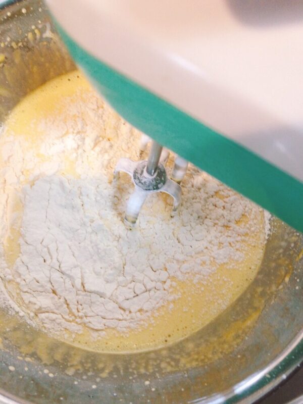 Mix the chiffon cake egg yolk dough (yolk and flour) with a hand mixer.