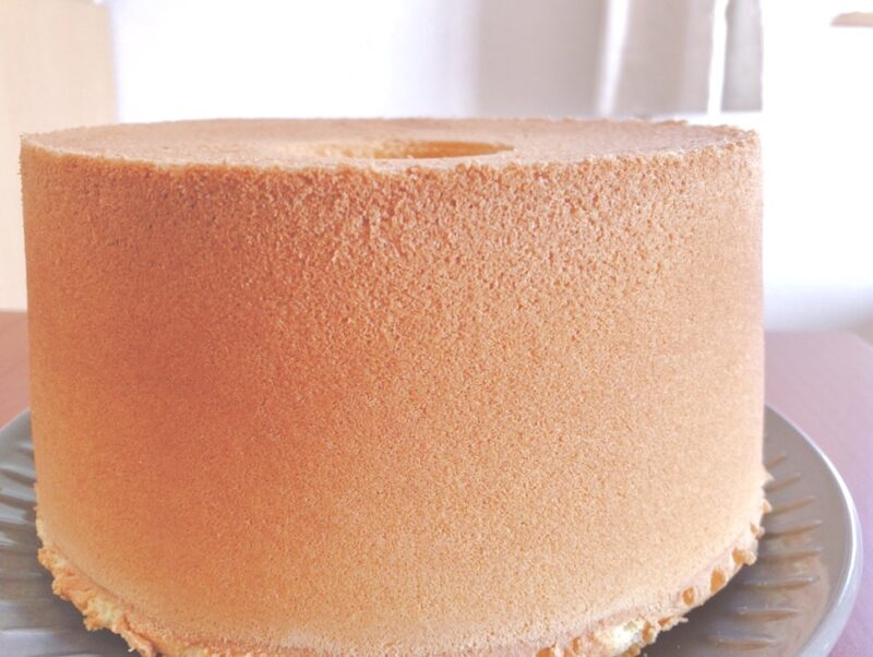 If the chiffon cake is successfully molded, even the thin skin can be removed cleanly.