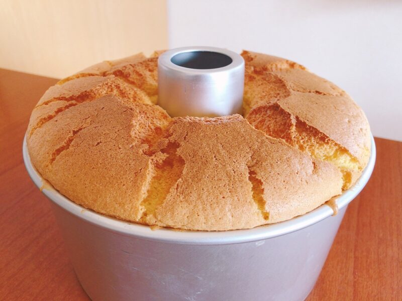 Cool the chiffon cake baked in the oven