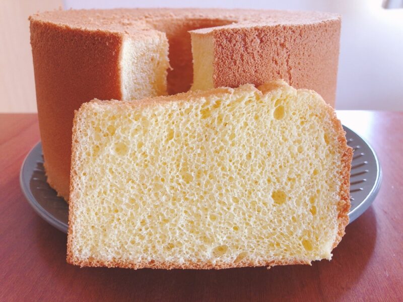 Even if the chiffon cake becomes a little fluffy, it's okay if you cut it. Inside is a fluffy chiffon cake with no shrinkage