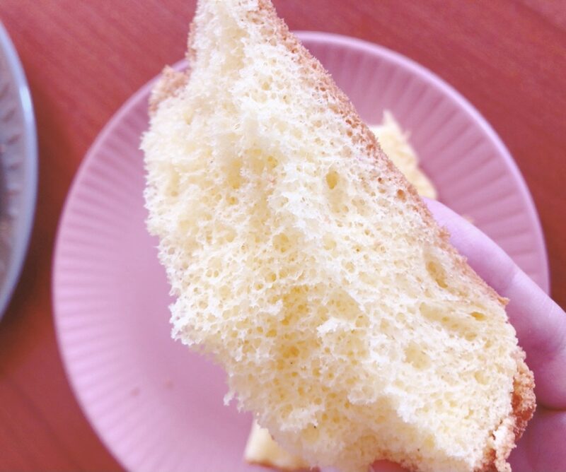 A place where the chiffon cake at room temperature is torn by hand.