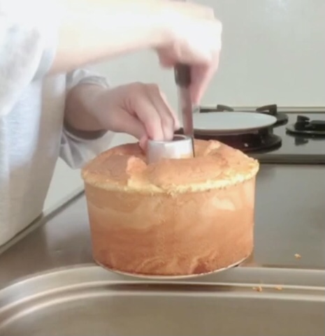 Insert the knife vertically so that it sticks to the inner cylinder of the chiffon cake.