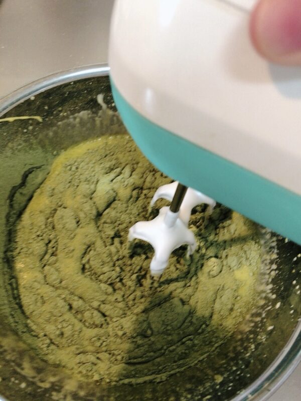 Mixing matcha chiffon cake dressing