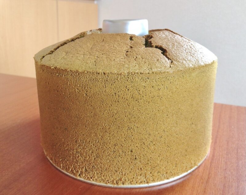 Remove the outer frame of the matcha chiffon cake