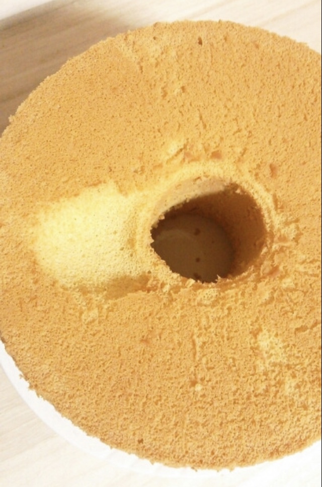 Cause of raising the bottom of the chiffon cake Possibility of air entering during molding