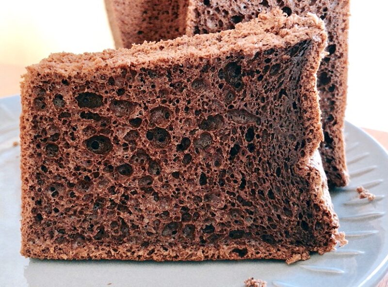 The part where the heavy dough left at the end of the chocolate chiffon cake was washed away was shrunk