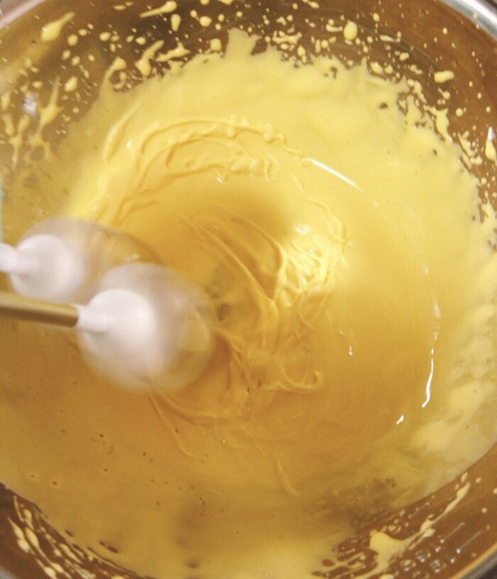 Chocolate chiffon cake making egg yolk dough (moisture and oil content)