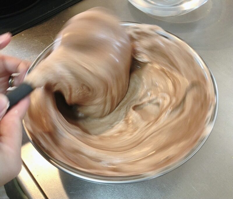 Chocolate chiffon cake Ball bottom → side → turn the wrist through the edge and mix the dough
