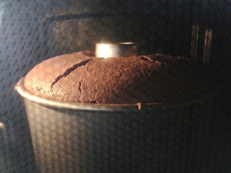 Chocolate chiffon cake 10 minutes after baking in the oven, cracks appear