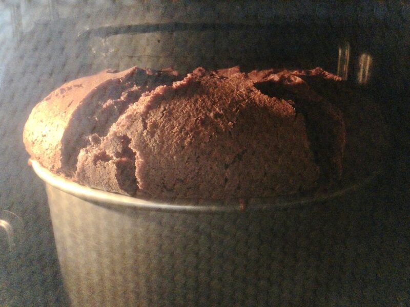 Chocolate chiffon cake 20 minutes after baking in the oven Where it swells to the maximum