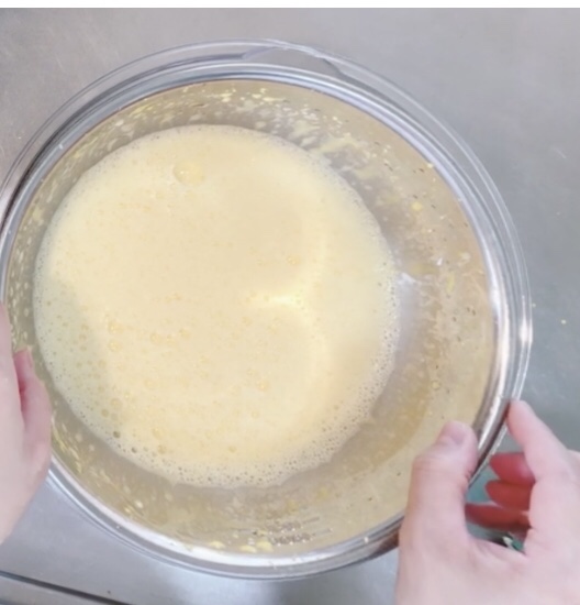 Chocolate chiffon cake Making egg yolk dough (moisture and oil) Float the yolk dough on a bowl