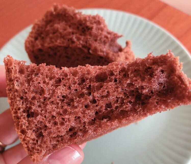 The chocolate chiffon cake has a little squishy feel, but it is not a firm dough like a sponge cake, but a fluffy and fluffy finish like a chiffon.