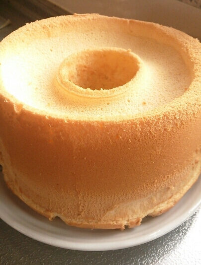 Chiffon cake failure pattern No. 1 Raise the bottom of the angel's ring state (a state where a dent is made at the bottom of the chiffon cake)